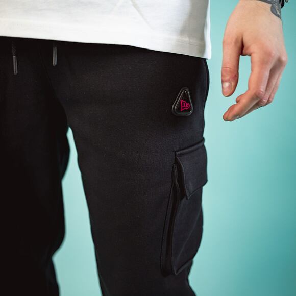 Tepláky New Era Utility Cargo Joggers Black / Bright Red