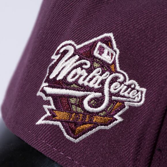 Kšiltovka New Era 59FIFTY MLB WS Sidepatch Trail Mix New York Yankees Plum / Chrome White