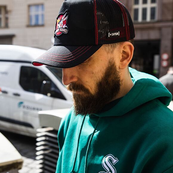 Kšiltovka Capslab Looney Tunes - Daffy and Bugs Bunny Trucker Black / Red