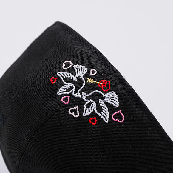 Kšiltovka New Era - Vday Scribble 59FIFTY - Black / White / Scarlet