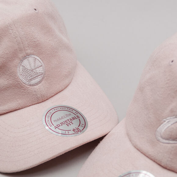 Kšiltovka Mitchell & Ness Micro Suede Slouch Cleveland Cavaliers Light Pink Strapback