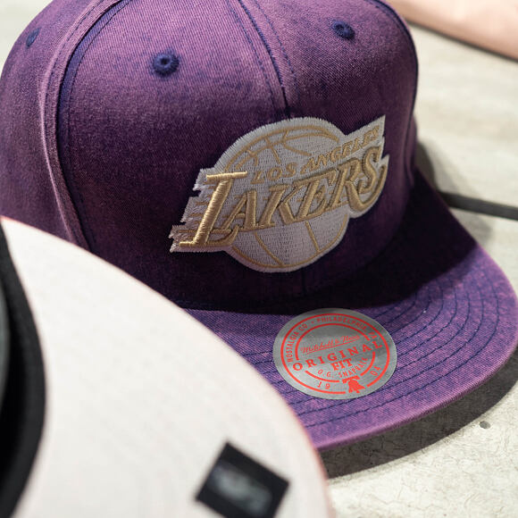 Kšiltovka Mitchell & Ness Los Angeles Lakers JS18253 Snow Washed Natural
