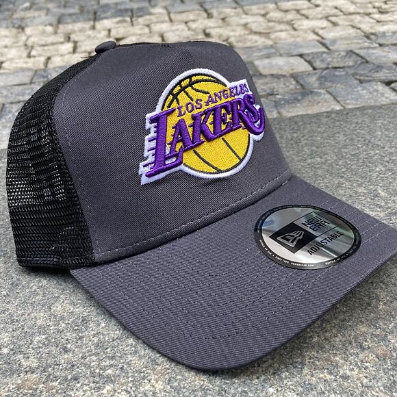 Kšiltovka New Era 9FORTY A-FRAME Trucker NBA Dark Base Team Los Angeles Lakers Graphite