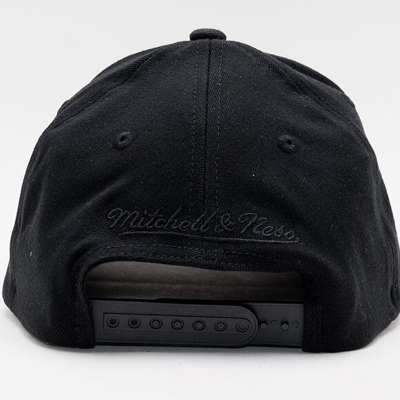 Kšiltovka Mitchell & Ness Boston Celtics Black Out Arch 110 Snapback Black