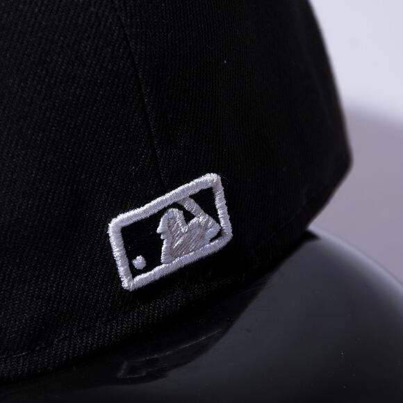 Kšiltovka New Era 59FIFTY MLB Basic New York Yankees Fitted Black / White Log