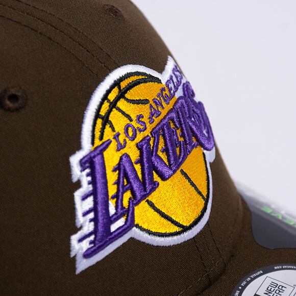 Kšiltovka New Era 9FORTY NBA Repreve Los Angeles Lakers Walnut / Purple