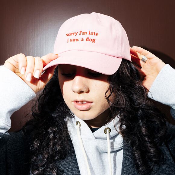 Kšiltovka 8by8 - Dadcap - "Sorry I'm Late I saw a dog" - Baby Pink/Red