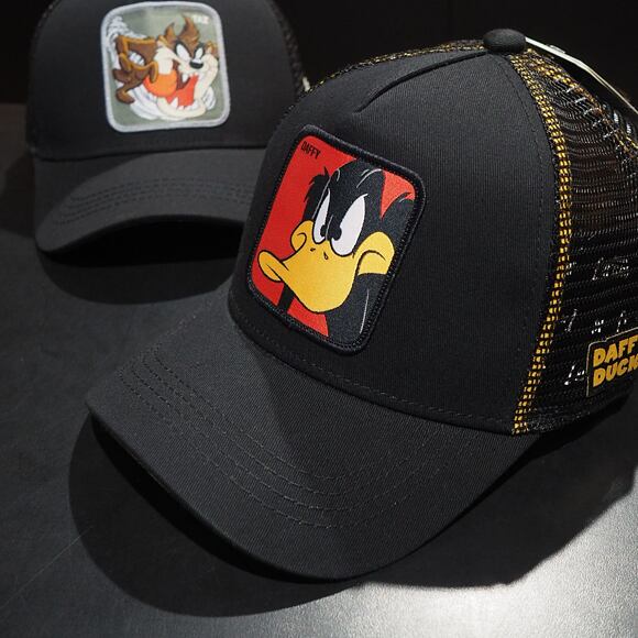 Kšiltovka Capslab Trucker - Looney Tunes - Daffy Ducke - Black / Red