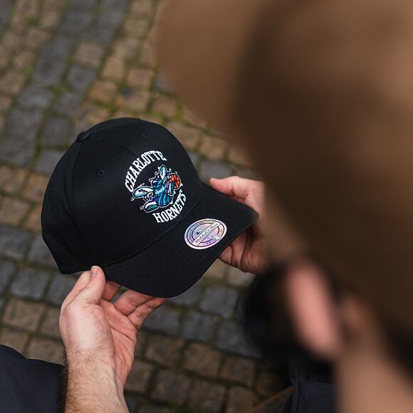 Kšiltovka MItchell & Ness Charlotte Hornets 537 Team Logo High Crown Black