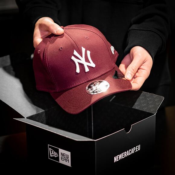 Kšiltovka New Era 9FIFTY Color Essential Stretch-Snap New York Yankees Snapback Maroon / Optic White