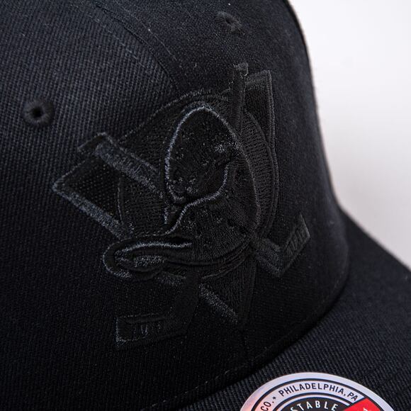 Kšiltovka Mitchell & Ness NHL Blk/Blk Logo Classic Red Ducks Black