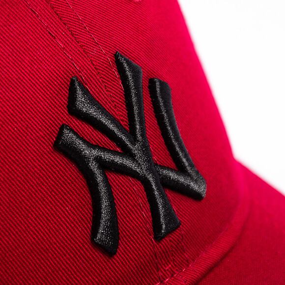 Kšiltovka New Era 9FORTY MLB League Essential New York Yankees Cardinal / Black