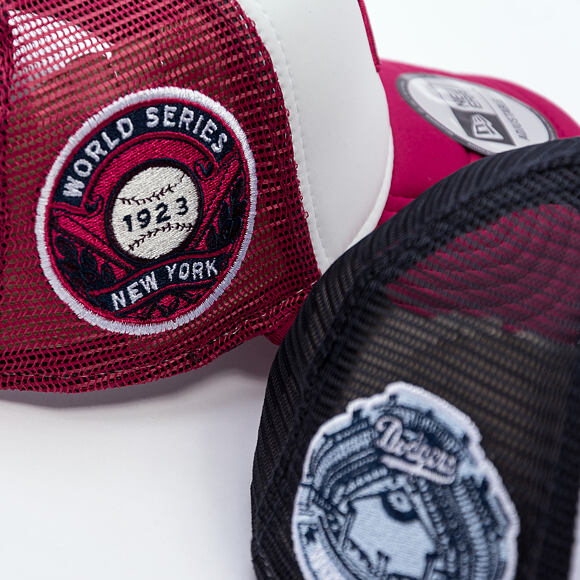 Kšiltovka New Era - MLB World Series 9FORTY Trucker - NY Yankees - Cherry / White