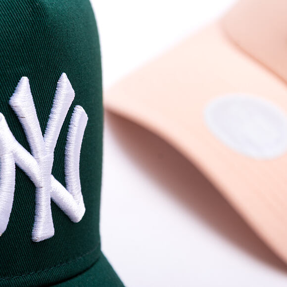 Dámská Kšiltovka New Era - MLB League Essential 9FORTY Trucker - NY Yankees - Light Pink