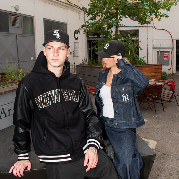 Bunda New Era - Hooded Varsity Jacket - Black