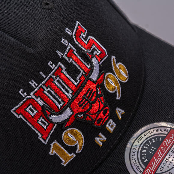 Kšiltovka Mitchell & Ness - NBA Championship Classic Red 1996 - Chicago Bulls - Black