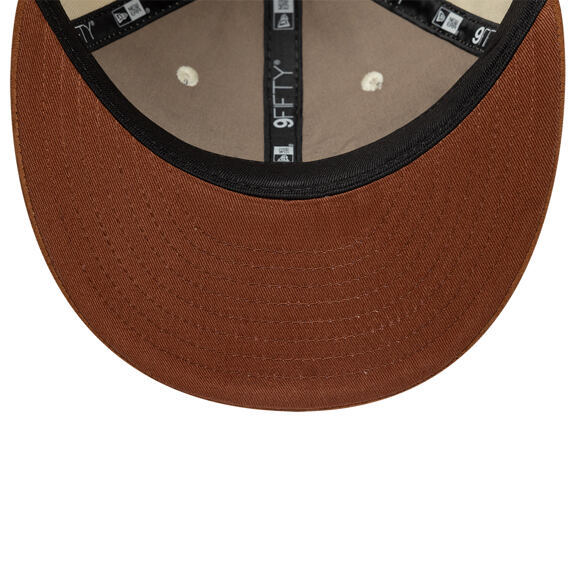 Kšiltovka New Era - Branded Suede Pre-Curved 9FIFTY - Cream / Deep Auburn