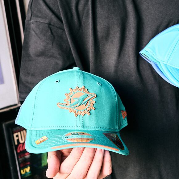 Kšiltovka New Era - NFL 2026 Sideline 9SEVENTY Stretch-Snap - Miami Dolphins - Team Color