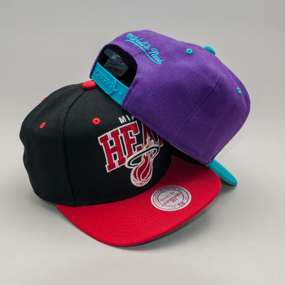 Kšiltovka Mitchell & Ness Team Arch Miami Heat Black Snapback