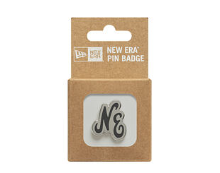 Připínáček New Era - Branded Cap Pin - Script - Silver