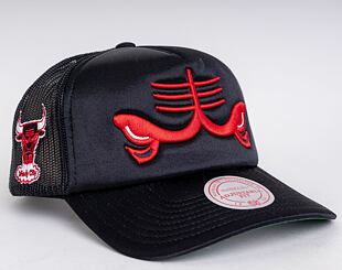 Kšiltovka Mitchell & Ness Logo Remix Trucker Snapback HWC Chicago Bulls Black