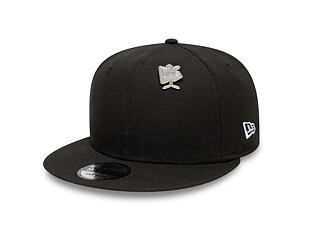 Připínáček New Era - Branded Cap Pin Flag - Silver