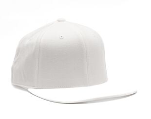 Kšiltovka Yupoong 110 Fitted Snapback White