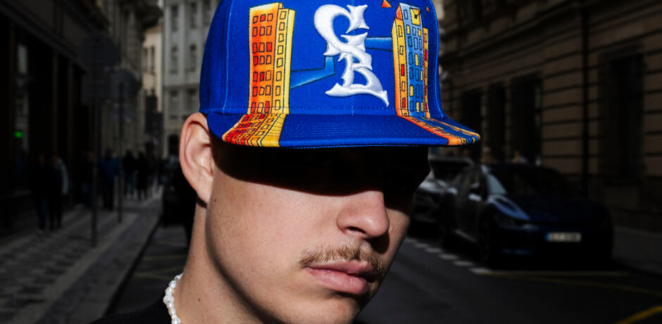 Cbloc staví na myšlence, že původ ze sídliště není důvod ke studu, ale důvod k hrdosti.