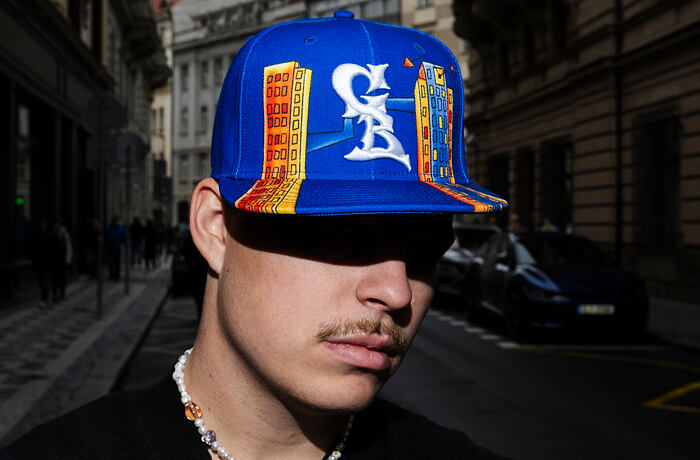 Cbloc staví na myšlence, že původ ze sídliště není důvod ke studu, ale důvod k hrdosti.