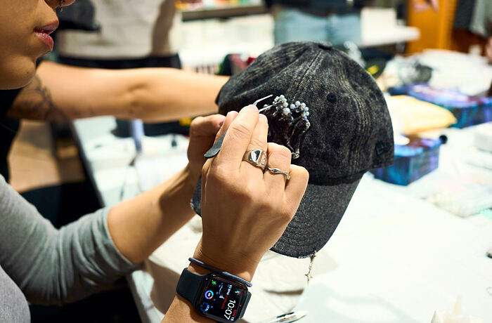 TOHLE jsme nečekali… 40 custom kšiltovek za 1 den!