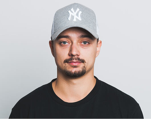 Kšiltovka New Era Essential Trucker New York Yankees 9FORTY Gray/White Snapback