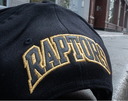 Kšiltovka Mitchell & Ness Toronto Raptors Bullion Black/Gold