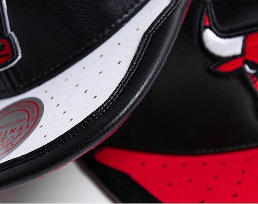 Kšiltovka Mitchell & Ness Day One Snapback Chicago Bulls Black / White