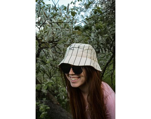 Klobouk Karl Kani Signature Pinstripe Bucket Hat cream/black