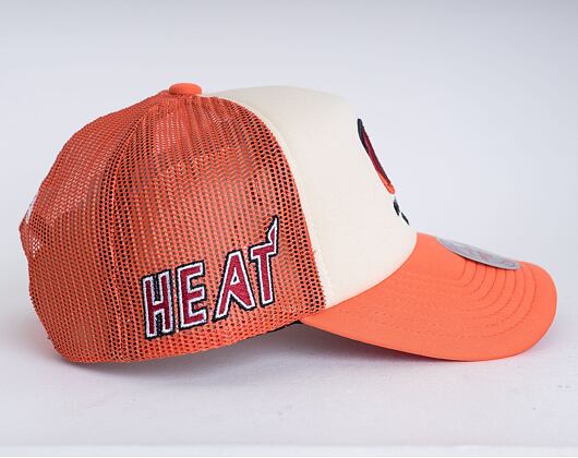 Kšiltovka Mitchell & Ness Miami Heat Off White Trucker HWC Off White