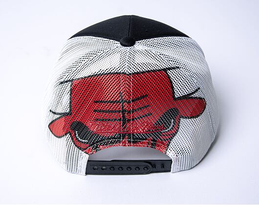 Kšiltovka Mitchell & Ness Off The Backboard Trucker Chicago Bulls Black / White