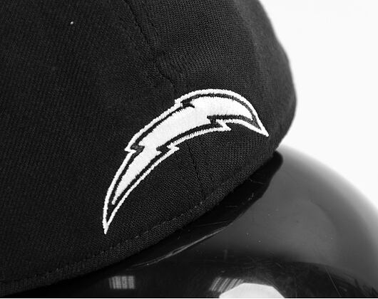 Kšiltovka New Era 39THIRTY NFL22 Sideline Los Angeles Chargers Black / White