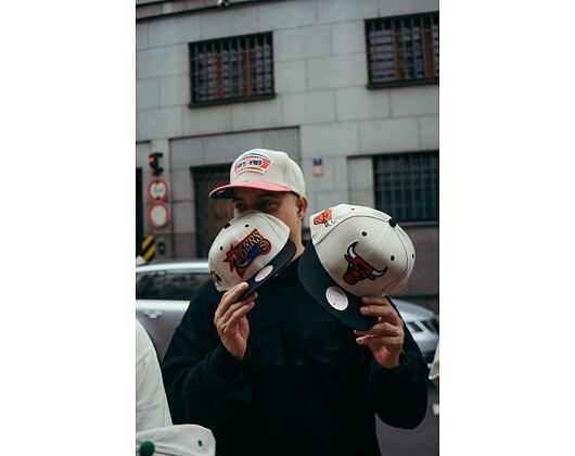 Kšiltovka Mitchell & Ness NBA Sail 2 Tone Snapback Chicago Bulls Off White