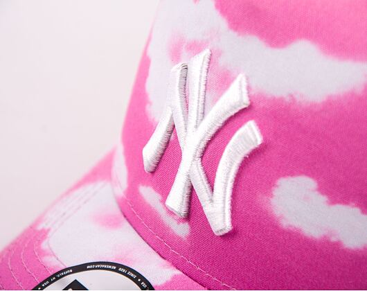 Kšiltovka New Era 9FORTY A-Frame Trucker MLB Cloud All Over Print Trucker New York Yankees Orange / 