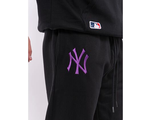 Tepláky New Era League Essentials Joggers New York Yankees Black / Purple Nitro