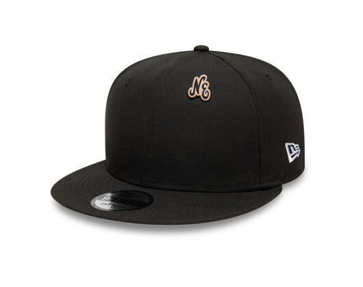 Připínáček New Era - Branded Cap Pin Script - Gold / Black