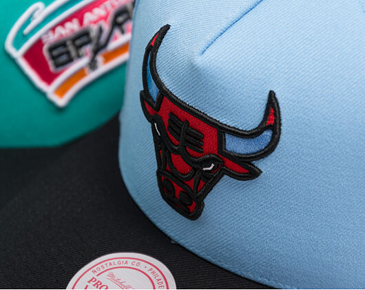 Kšiltovka Mitchell & Ness - In The City - NBA - Chicago Bulls - Light Blue