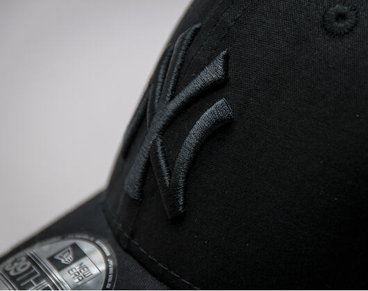 Kšiltovka New Era - MLB Essential 39THIRTY - NY Yankees - Black / Black