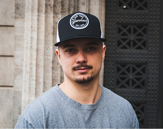 Kšiltovka New Era Emblem Trucker New York Yankees Black/White 9FIFTY Snapback