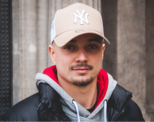 Kšiltovka New Era Essential New York Yankees 9FORTY TRUCKER Camel/White Snapback