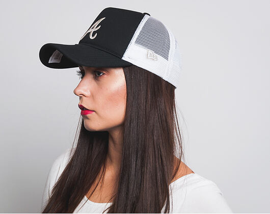 Dámská Kšiltovka New Era Essential Trucker Atlanta Braves 9FORTY Black/Silver Wing Snapback