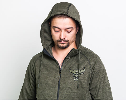 Mikina New Era Chicago Bulls NBA Engineered Fit Hoody New Olive