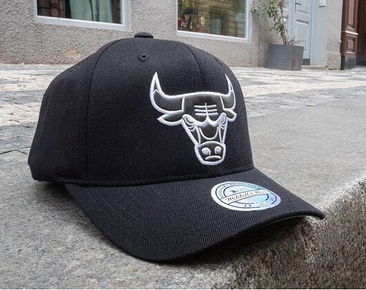 Kšiltovka Mitchell & Ness Chicago Bulls Outline Black