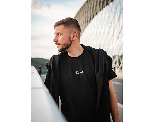 Triko New Era Essential Script Tee Black