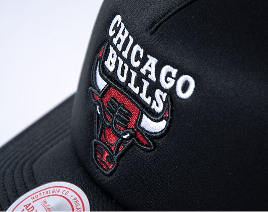 Kšiltovka Mitchell & Ness Off The Backboard Trucker Chicago Bulls Black / White